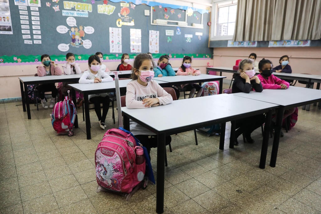 בית ספר בירושלים. כיתות ג' יחזרו ללמוד בכיתות מלאות (צילום: EPA) בית ספר בירושלים
