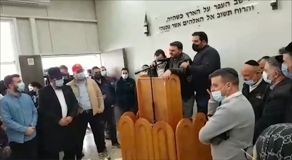 הגיס התחרט על קבוצת מתנגדי החיסונים. הלוויתה של אוסנת (צילום: רפי אוחנה) אוסנת נפטרה מקורונה בשבוע ה-30 להריונה: "חלמת על ההלוויה"