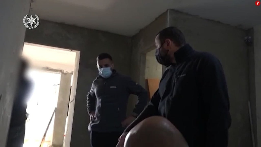 תיעוד ממעצר החשוד (צילום: דוברות המשטרה) נעצר החשוד בגניבת רכב ובפריצה לבסיס חיל האוויר נבטים