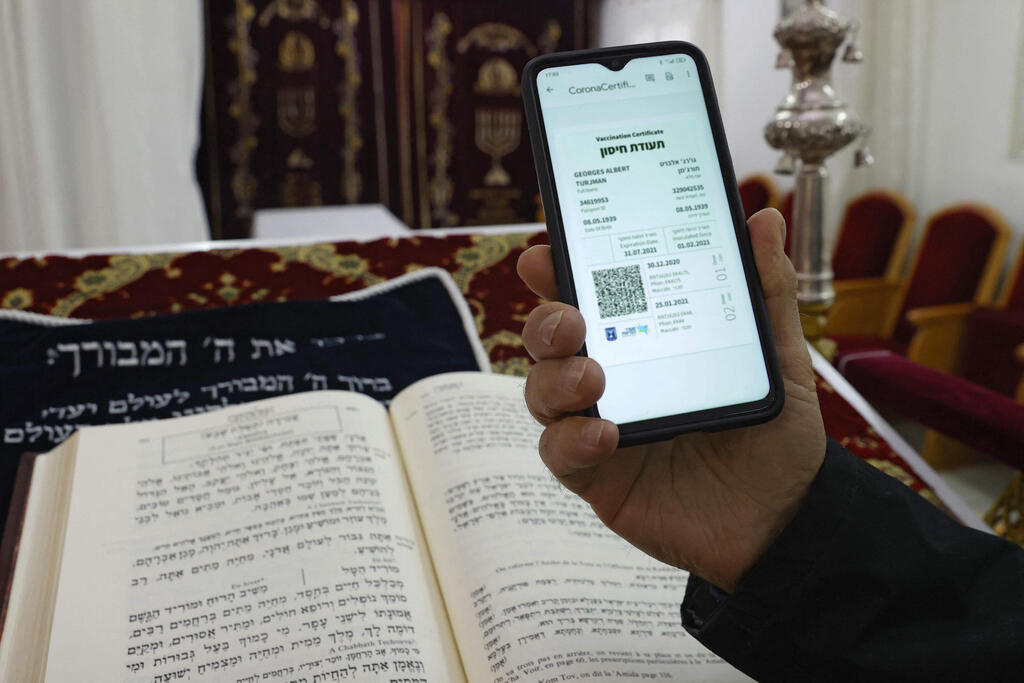 מתפללים בבתי הכנסת עם התו הירוק