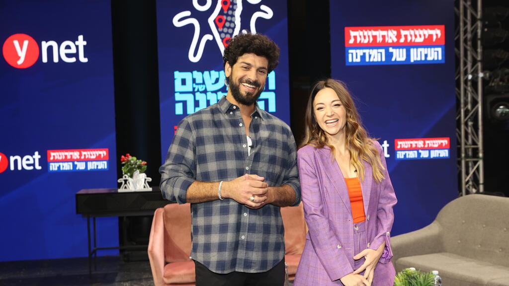 צמד המנחים. נלי תגר ואביב אלוש (צילום: אלכס קולומויסקי) ועידת ידיעות אחרונות ו - ynet בנייני האומה ירושלים 2021