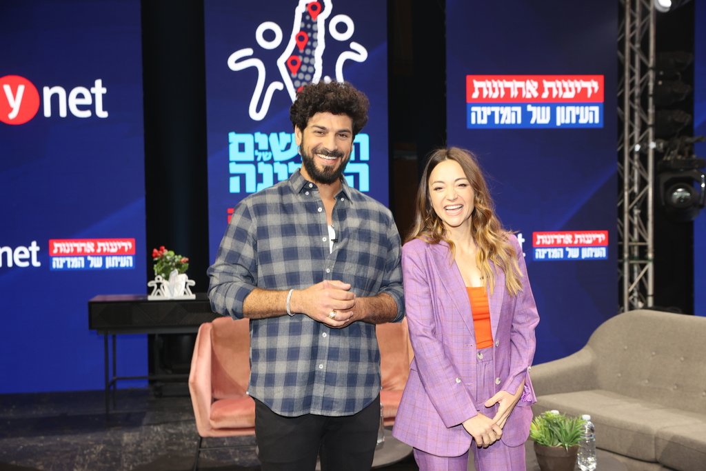 המנחים: נלי תגר ואביב אלוש (צילום: אלכס קולומסויקי) ועידת ידיעות אחרונות ו - ynet בנייני האומה ירושלים 2021