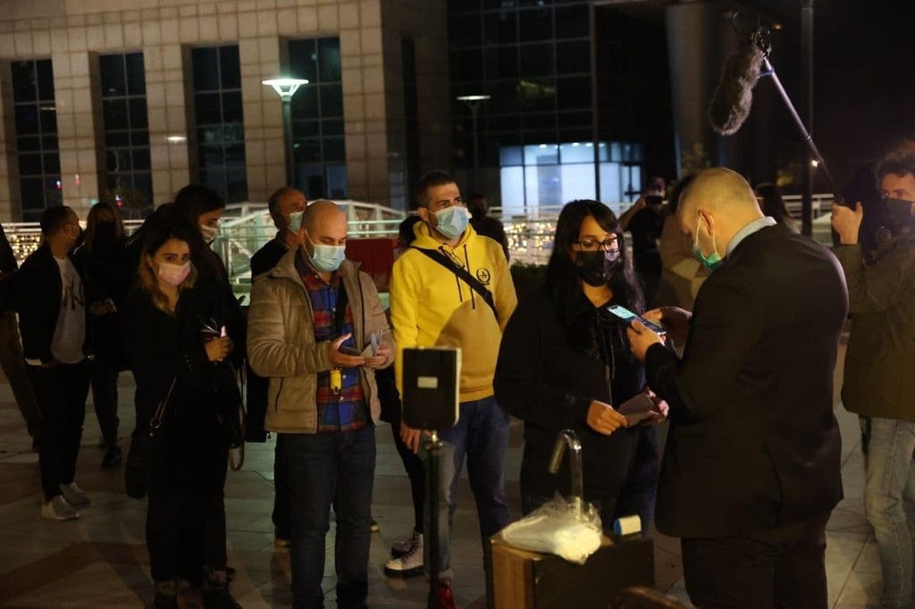 הקהל נכנס למועדון, הערב (צילום: מוטי קמחי) אביב גפן בזאפה