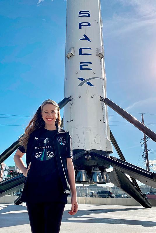 היילי ארסנאו ליד משגר של SpaceX (צילום: AP) היילי ארסנאו ליד משגר של SpaceX