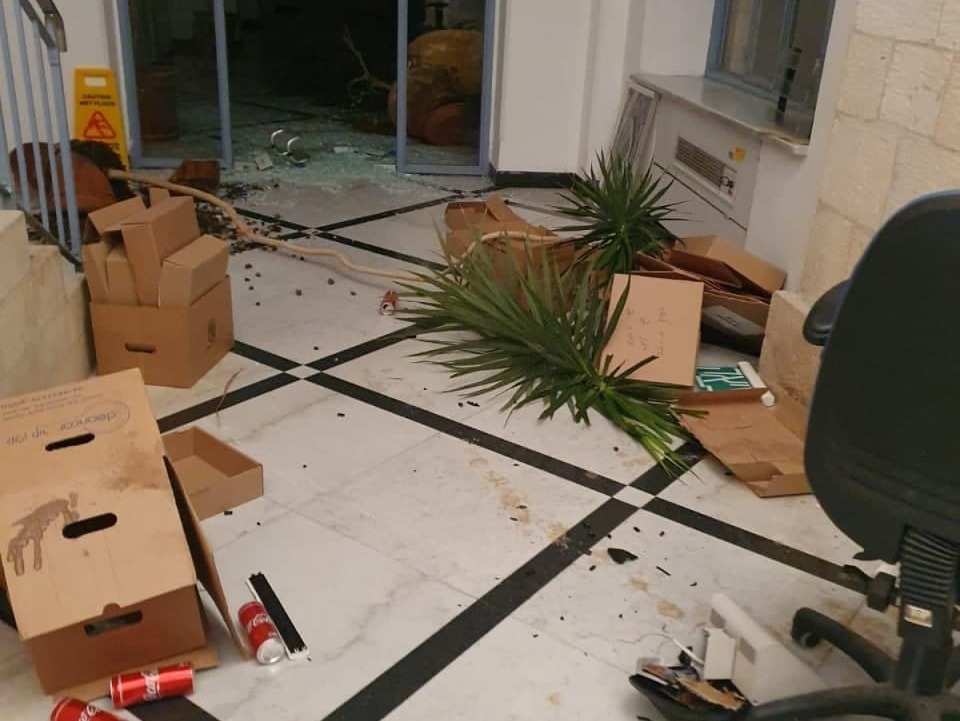 שברו דלתות ושפכו קיא במשרדים. בניין עיריית ירושלים בכיכר ספרא (צילום: דוברות המשטרה ) הנזק לאחר הפריצה