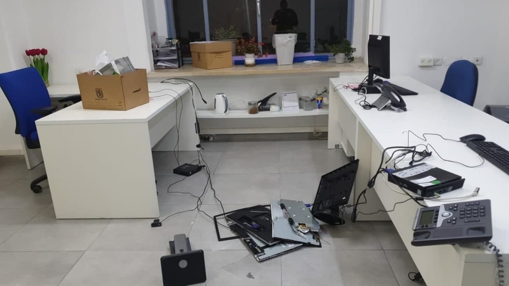בבניין עיריית ירושלים בכיכר ספרא (צילום: דוברות המשטרה ) הנזק לאחר הפריצה