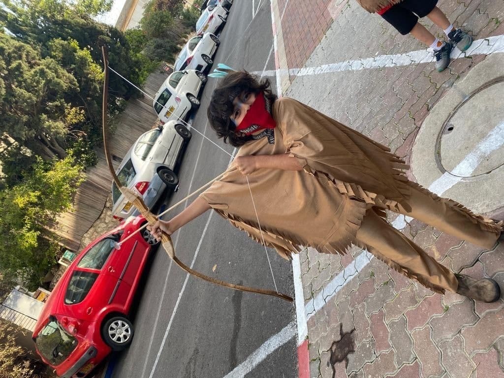 עמית כהן מגבעתיים התחפש לאינדיאני עמית כהן מגבעתיים התחפש לאינדיאני