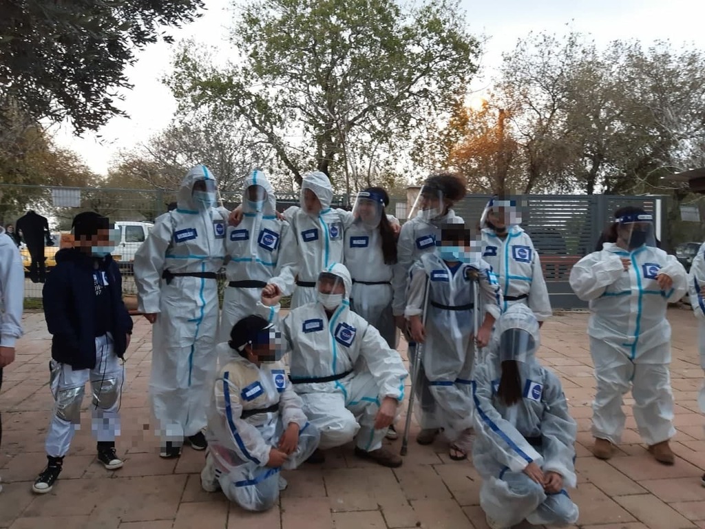 ילדי כפר הנוער נווה אלישע התחפשו לרופאים (צילום: המפעל להכשרת ילדי ישראל) ילדי כפר הנוער נווה אלישע התחפשו לרופאים