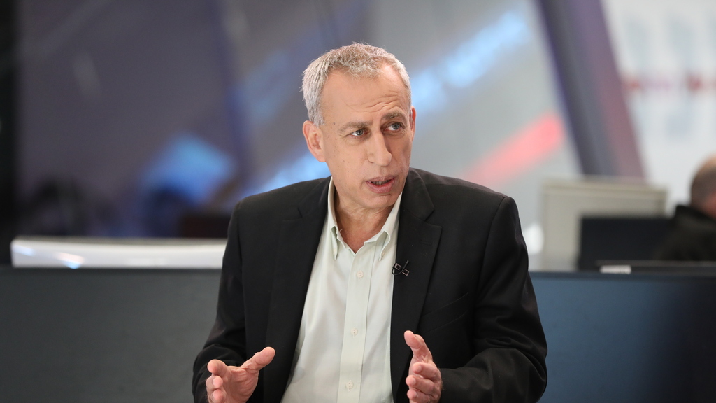 לא תהיה חזרה ללימודים ביישובים אדומים. פרופ' אש (צילום: הדר יואביאן) פרופ' נחמן אש בריאיון אולפן ynet
