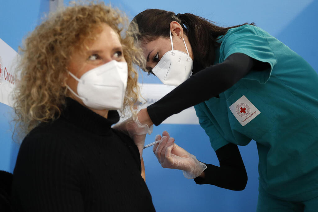 Nurse administers COVID-19 vaccine in Rome, Italy (Photo: AP) Admistring the coronavirus vaccine in Rome