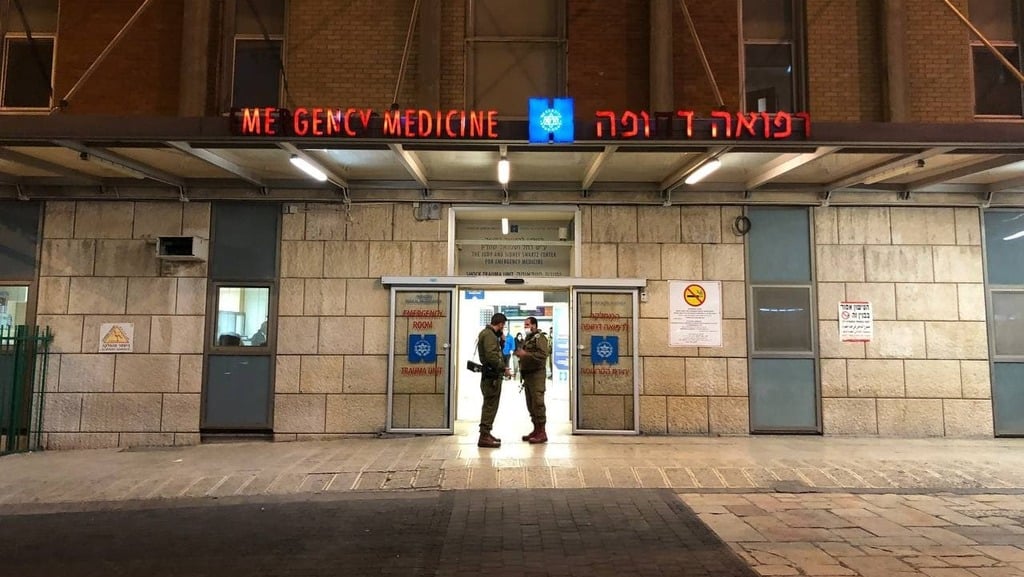 בית החולים הדסה עין כרם, שבו נלחמו על חייו של יונתן (צילום: גיל יוחנן) חיילים בכניסה לבית החולים הדסה עין כרם לאחר הירי בראשו של החייל