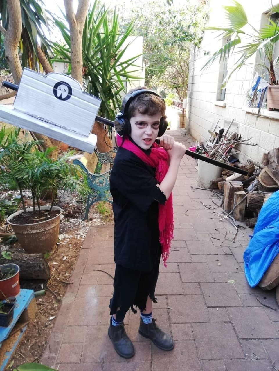 יאראל מבנימינה בתחפושת שטנית יאראל מבנימינה