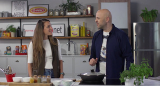 רון ונעמה מכינים ארוחה מושלמת בסיר אחד