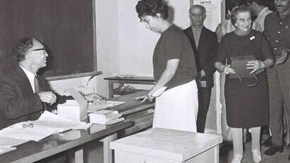מצביעה בקלפי ואחריה בתור - ראש הממשלה גולדה מאיר (צילום: משה מילנר, לע"מ) גולדה מאיר מחכה בתור כדי להצביע בבחירות 1969