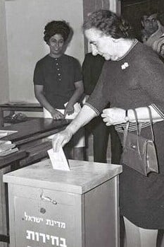 גולדה מצביעה (צילום: משה מילנר, לע"מ) גולדה מאיר מצביעה בקלפי בבחירות 1969