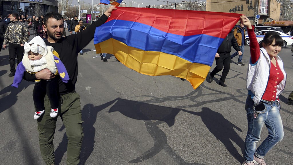 Civilians waving the Armenian national flag in the streets of the capital Yerevan (Photo: AP) ראש ממשלת ארמניה ניקול פשיניאן ותומכיו צועדים ב ירבאן אחרי שטען ל ניסיון הפיכה