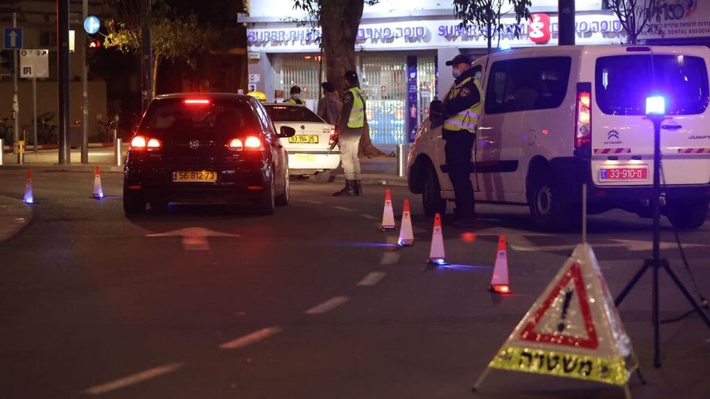 Police officers enforce lockdown in Tel Aviv in 2020 (Photo: Motti Kimchi) אכיפת משטרה במחסום לסגר הלילי לפורים בכיכר דיזינגוף בתל אביב