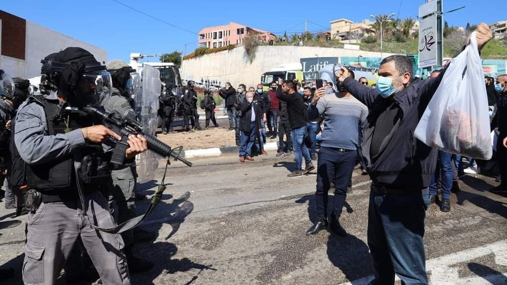 תיעוד מההפגנה ביום שישי (צילום: עלי אלקאעוד "מוטני 48") שוטרים מכוונים נשק למפגינים בהפגנה נגד האלימות באום אל פחם