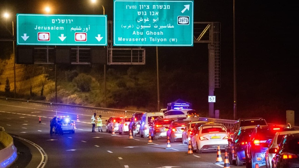 צילום: שלו שלום אכיפת משטרה במחסום לסגר הלילי לפורים במחלף עין חמד