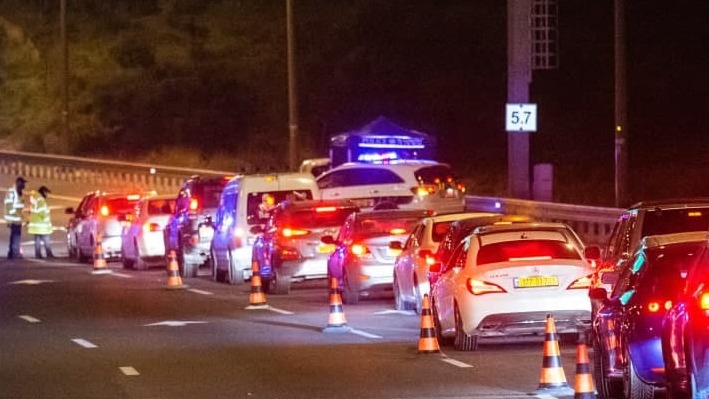 אכיפת משטרה במחסום לסגר הלילי לפורים במחלף עין חמד