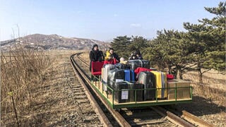 דיפלומטים רוסים חצו את הגבול מצפון קוריאה לרוסיה בעגלה בגלל הגבלות קורונה