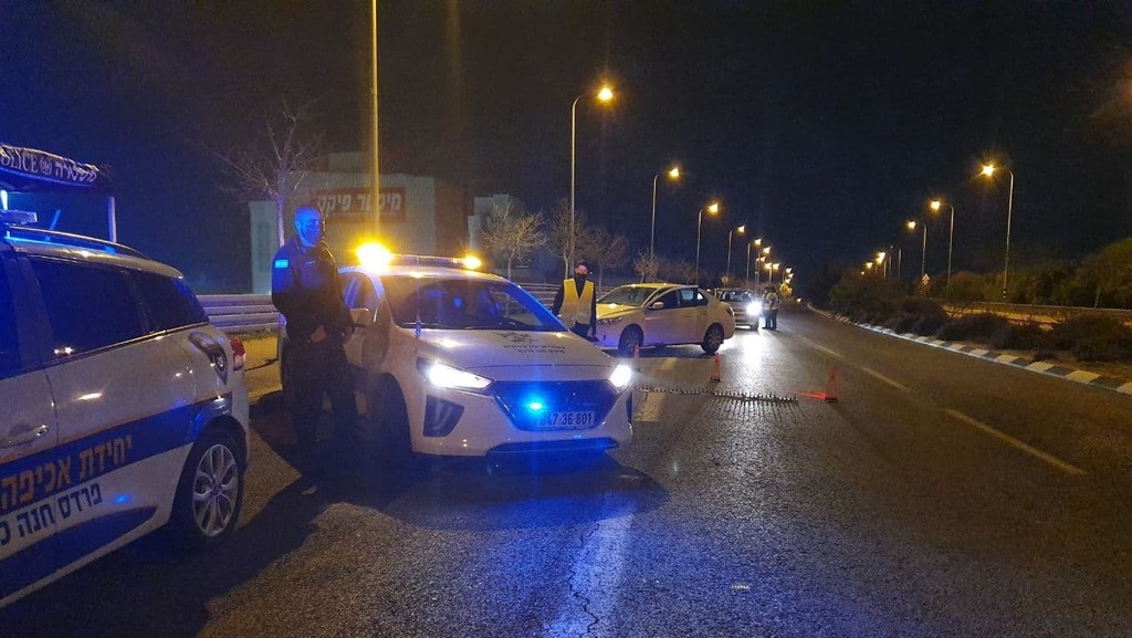 מחסום משטרתי בין קיסריה לפרדס חנה (צילום: שמיר אלבז) אכיפת משטרה במחסום לסגר הלילי לפורים בכביש פרדס חנה-קיסריה
