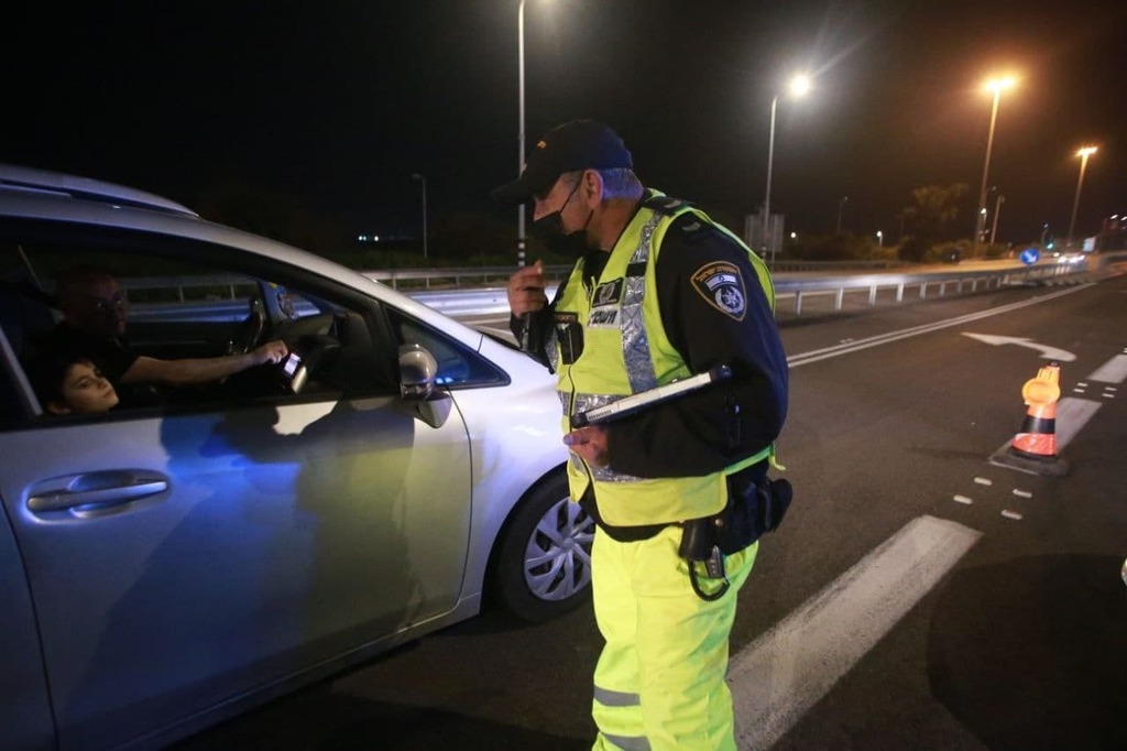 מחסום בכביש 4. הקדימו את ארוחת החג (צילום: רועי עידן) אכיפת משטרה במחסום לסגר הלילי לפורים בכביש 4