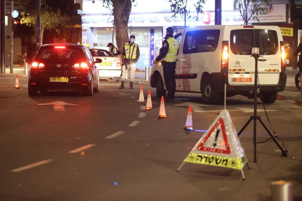 אוכפים את הסגר הלילי בכיכר דיזנגוף בתל אביב (צילום: מוטי קמחי) אכיפת משטרה במחסום לסגר הלילי לפורים בכיכר דיזינגוף בתל אביב