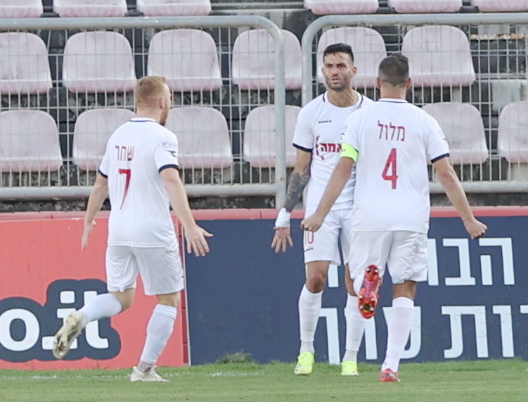התגבר על פסילת השער. חנן ממן חוגג (צילום: אלעד גרשגורן) חנן ממן חוגג