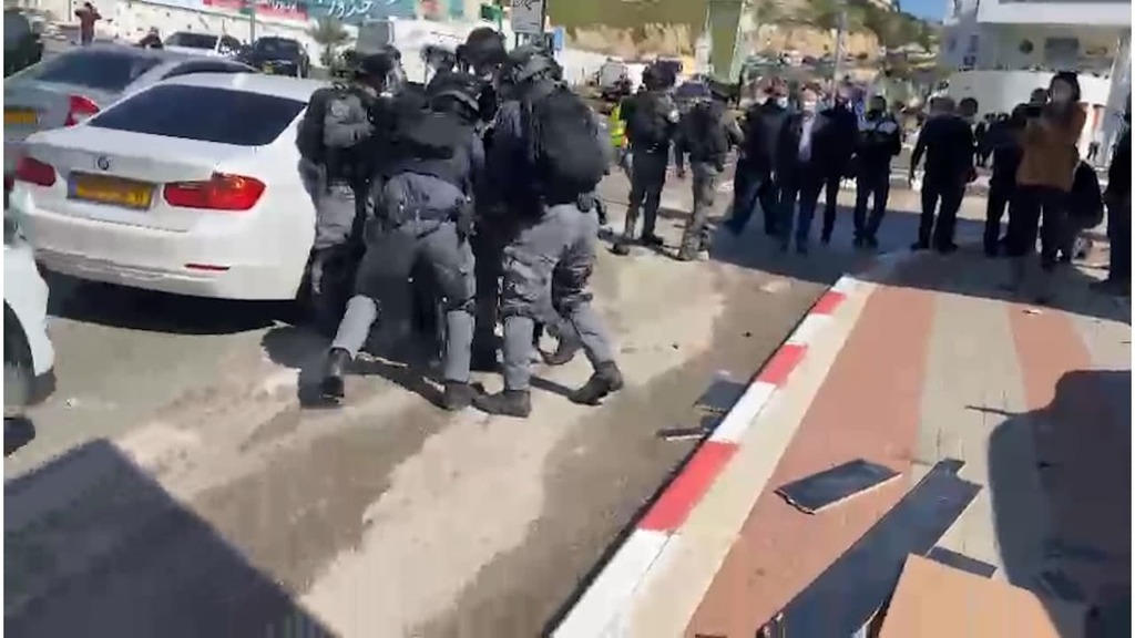 לטענת המשטרה, בעימותים "יידו אבנים מסיביות" לעבר שוטרים ההפגנות והעימותים עם המשטרה באום אל פחם