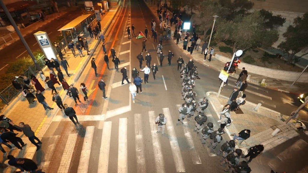 ההפגנה מול בית משפט השלום בחיפה (צילום: אלעד גרשגורן ) ההפגנה מול בית המשפט השלום בחיפה