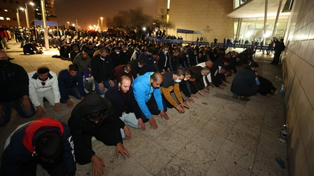 מאות מפגינים בחיפה (צילום: אלעד גרשגורן ) ההפגנה מול בית המשפט השלום בחיפה