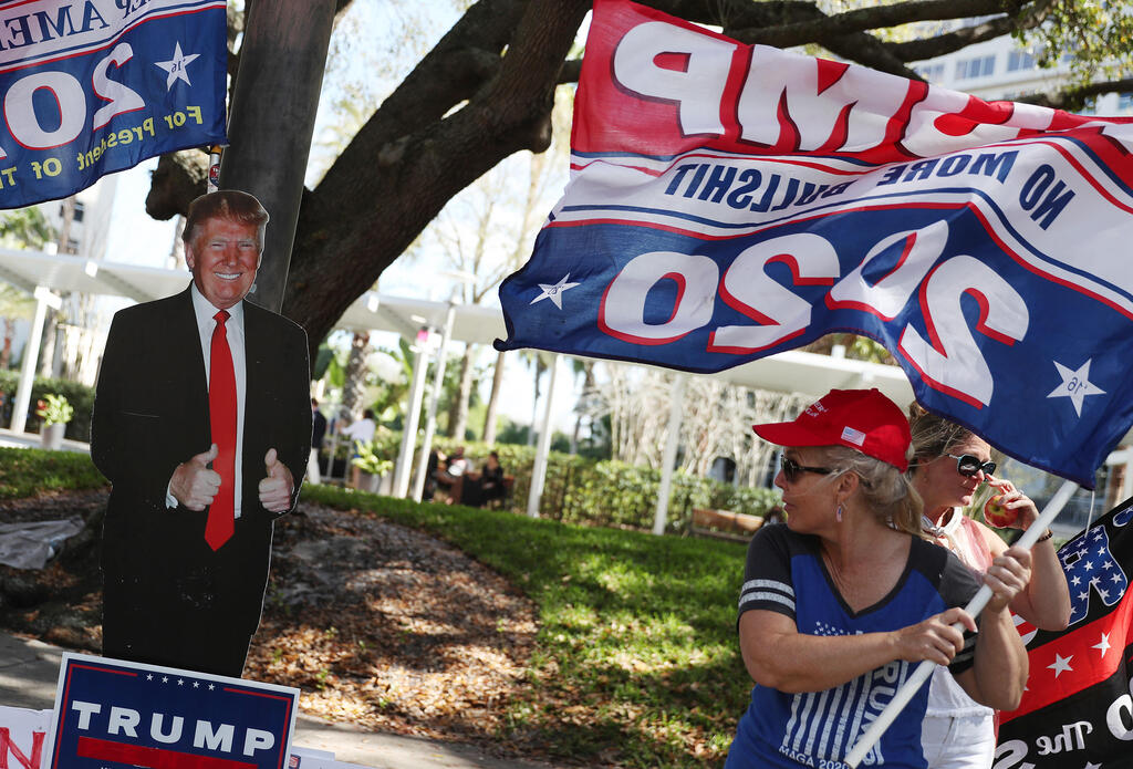 קבלת הפנים לטראמפ מחוץ לכנס של CPAC (צילום: Getty Images) קבלת הפנים ל דונלד טראמפ מחוץ לכנס של CPAC אורלנדו פלורידה