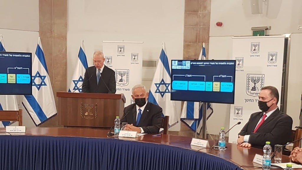 השר כץ, ראש הממשלה נתניהו והשר גלנט. "השלטון המקומי יסייע" (צילום: אלכס גמבורג) ההצהרה המיוחדת