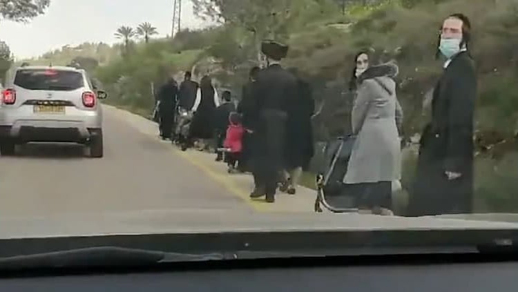 רבים עקפו את המחסומים ועלו לירושלים בצעדה על כבישים ראשיים אנשים עולים ברגל לירושלים בשל המחסומים והפקקים