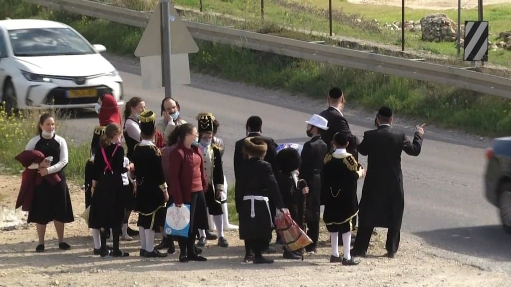 צילום: גיל יוחנן אנשים עולים ברגל לירושלים בשל המחסומים והפקקים