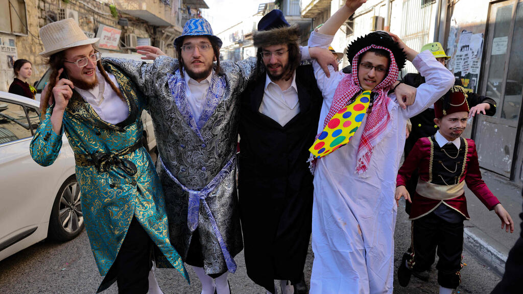 חוגגים מחופשים בשכונת מאה שערים (צילום: AFP) מתחפשים במאה שערים בירושלים