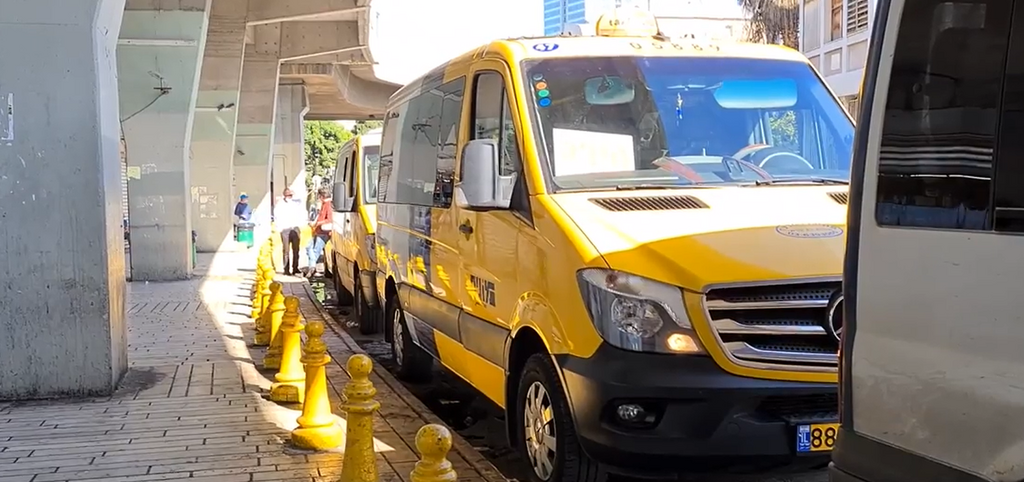 מוניות שירות ליד התחנה המרכזית בת"א (צילום: ארז ביאלר) מוניות שירות ליד התחנה המרכזית בת"א