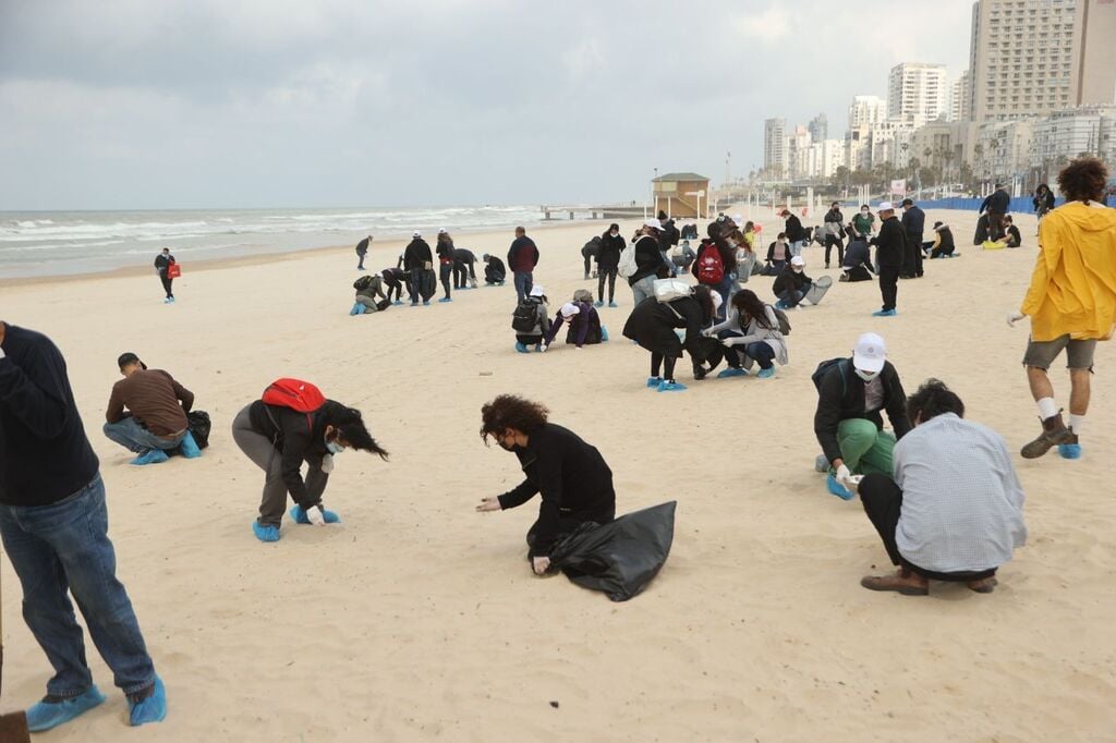 ניקיון מזפת בבת ים, היום (צילום: מוטי קמחי) ניקיון מזפת בבת ים