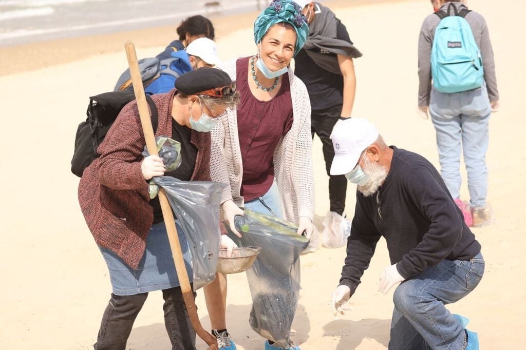 ניקיון מזפת בבת ים (צילום: מוטי קמחי) ניקיון מזפת בבת ים