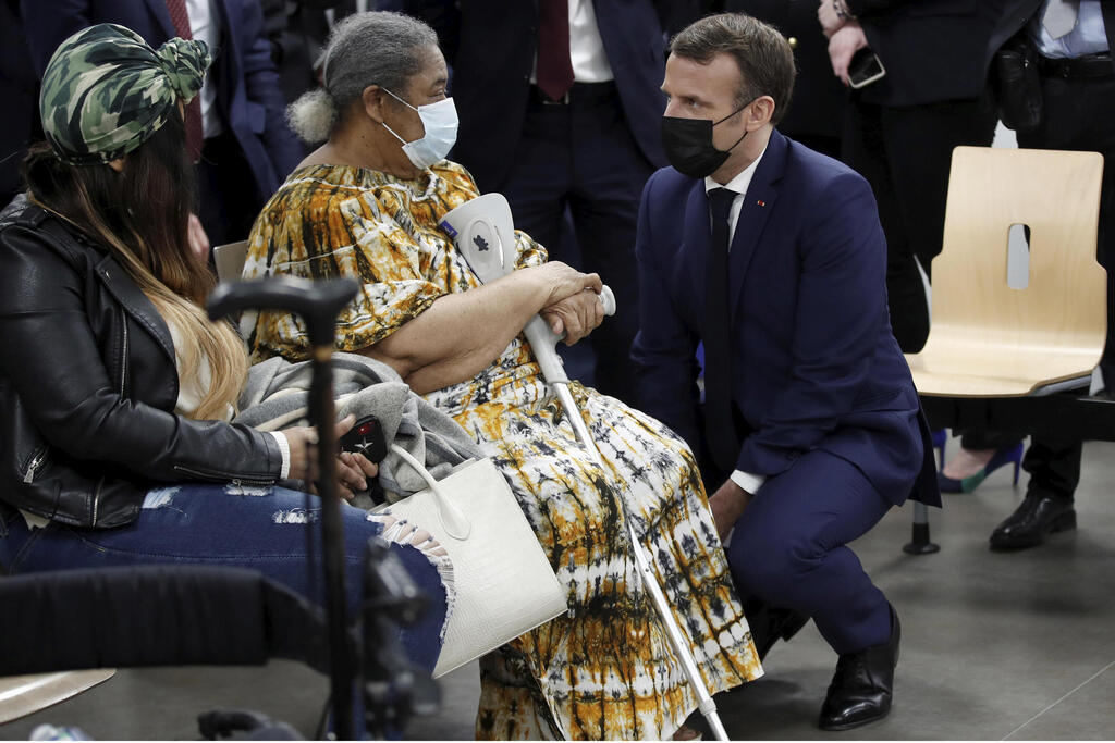 הנשיא מקרון מבקר במרכז חיסונים (צילום: Getty) קורונה צרפת חיסונים חיסון נשיא עמנואל מקרון ב מרכז חיסונים