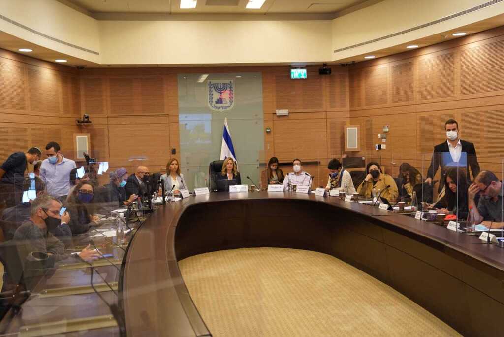 הדיון בוועדת הפנים והגנת הסביבה (צילום: דני שם טוב, דוברות הכנסת) ועדת הפנים והגנת הסביבה, דיון בנושא אסון הנפט