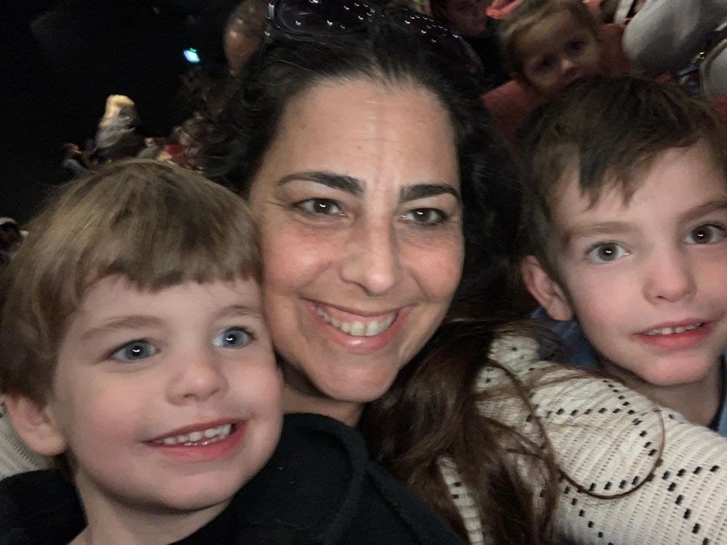 "משלימה שעות עבודה כשהם הולכים לישון". לילך עם ילדיה נועם ורועי נועם, לילך ורועי אביעד