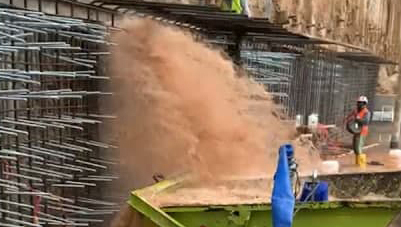 הזרימה באתר הבנייה. יציאת המים עדיין לא הופסה מי תהום פרצו לאתר "ביונד" של תדהר הנמצא בשלבי בנייה ראשונים בגבעתיים