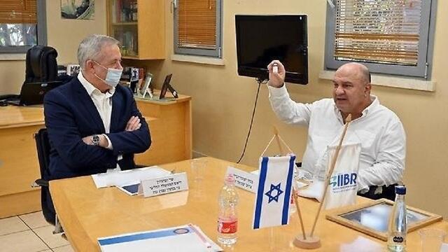 בני גנץ עם ד''ר שמואל שפירא. הפרויקט נפתח בקול תרועה רמה (צילום: אריאל חרמוני, משרד הביטחון) בני גנץ עם ד''ר שמואל שפירא. הפרויקט נפתח בקול תרועה רמה