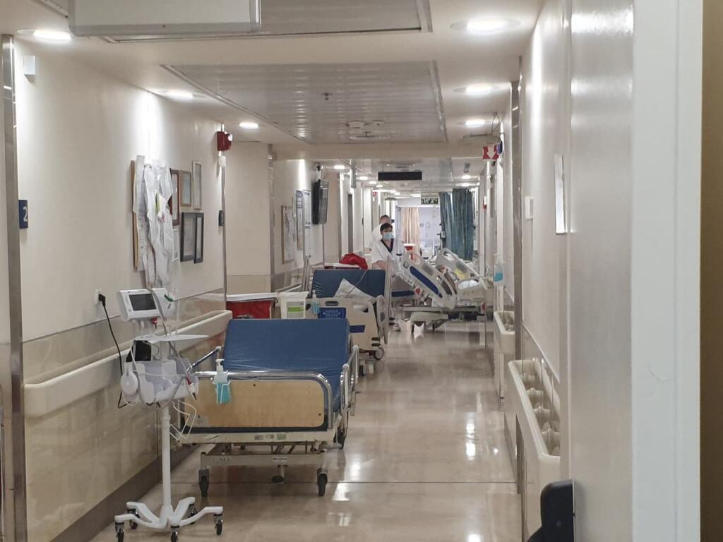בית החולים וולפסון (צילום: יריב כץ) מחסור במיטות: מטופלים שוהים במסדרונות בבית חולים וולפסון בחולון
