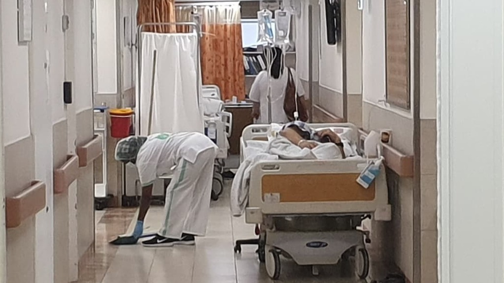 A patient is treated in the hallways at Wolfson Medical Center in Holon due to a shortage of resources (Photo: Yariv Katz) מחסור במיטות: מטופלים שוהים במסדרונות בבית חולים וולפסון בחולון