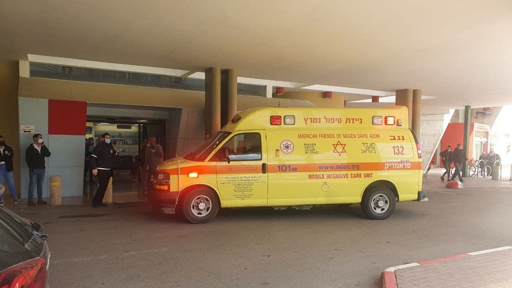 האמבולנס שפינה את הילדים מגיע לסורוקה (צילום: בראל אפרים) ההגעה לסורוקה