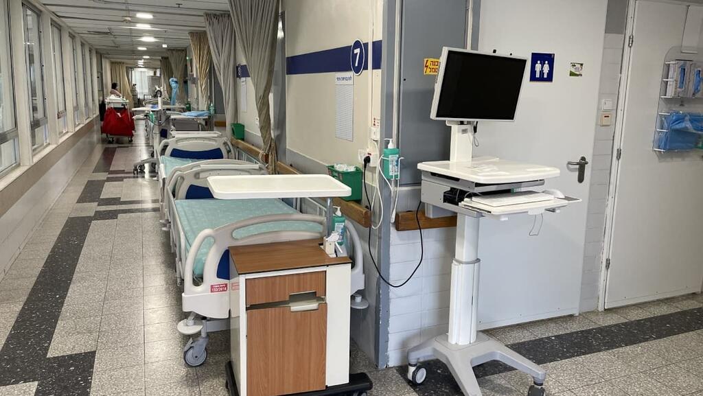 מחסור במיטות: מטופלים שוהים במסדרונות בבית חולים אסף הרופא