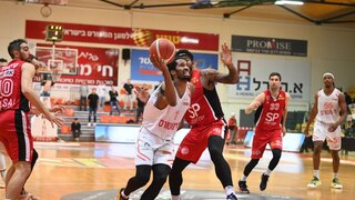 אנגולה עולה לסל